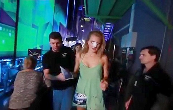 حسناء روسية تحطم أنفها خلال مسابقة رقص تلفزيونية
