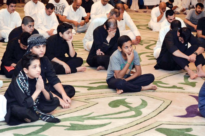 شباب واطفال يتابعون الموعظة ﻿