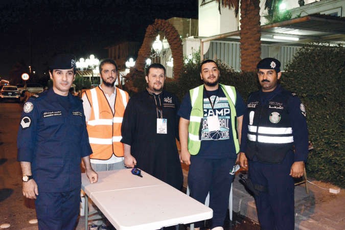 عدد من المتطوعين ورجال الشرطة ﻿