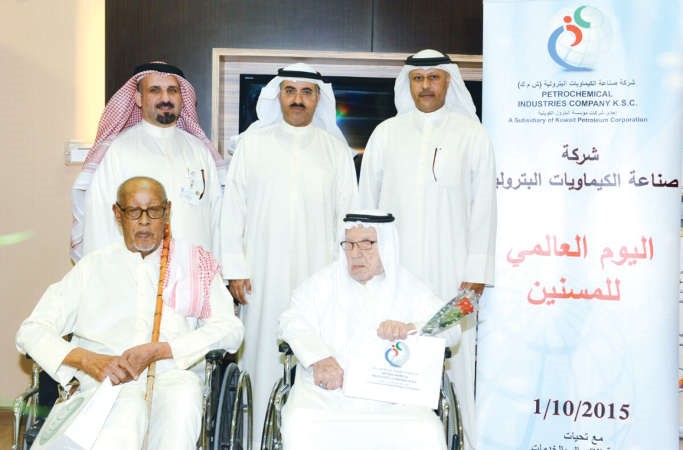 لقطة جماعية لممثلي الشركة مع مسؤولي ادارة رعاية المسنين﻿