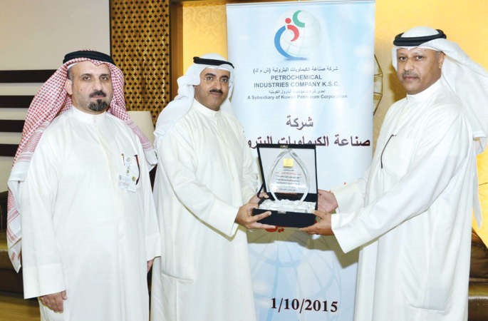 راشد الخضر يقدم درعا تذكارية لعبدالله عبدالسلام﻿