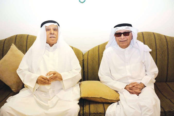 سلطان المتروك والزميل منصور الهاجري خلال اللقاء هاني عبدالله