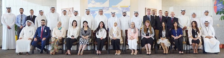 صلاح الفليج وقيادات من الوطني يتوسطون الخريجين الجدد لبرنامج اكاديمية الوطني
