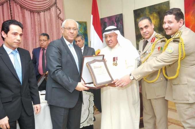 السفير ياسر عاطف والعميد حاتم عاشور ونائبه العقيد احمد شتا ودنبيل بهجت يكرمون العميد الركن متقاعد عبدالله المقلد 