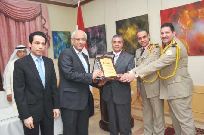 درع تكريمية الى العميد متقاعد علي الجندي محمد هاشم