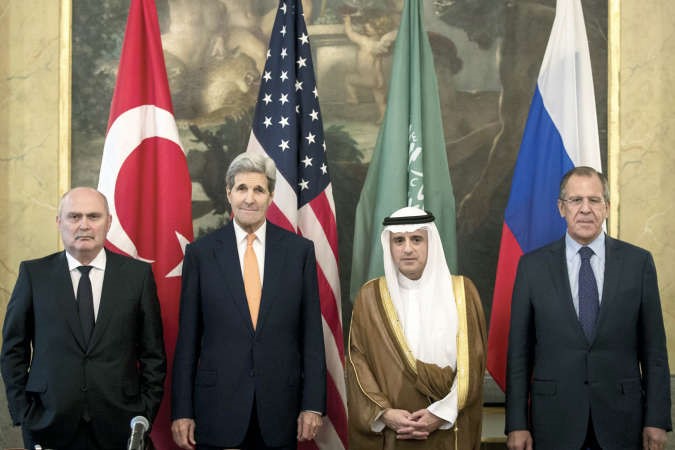 وزير الخارجية السعودي عادل الجبير يتوسط وزير الخارجية التركي فريدون سينيرليوغلو ووزير الخارجية الاميركية جون كيري ووزير الخارجية الروسي سيرغي لافروف قبيل الاجتماع الرباعي في فيينا امس افپ