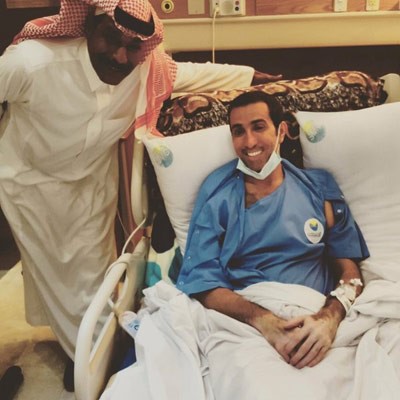 شاهد.. إصابة فايز المالكي بتجلطات في الدم .. وصورته على السرير الأبيض تجتذب دعوات المغردين