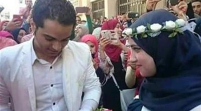 بالصور.. مصري أراد أن يفاجئ خطيبته بزواجها منه فتسبّب بطردها من الجامعة