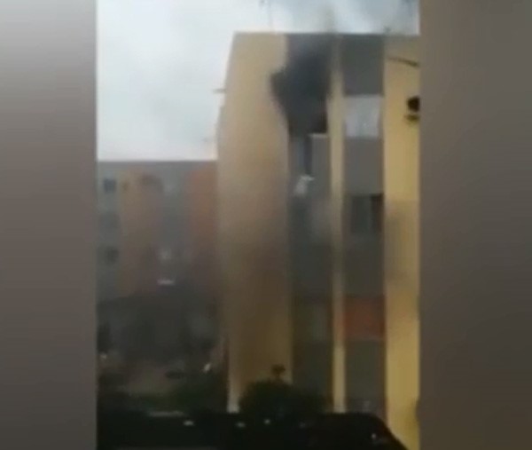 بالفيديو.. شاب يقفز من الطابق الرابع هربًا من الموت محترقًا