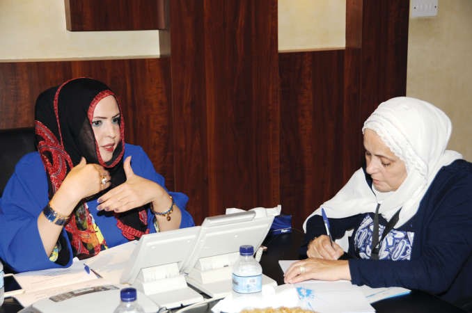 الوكيل المساعد للشؤون المالية والادارية في وزارة الشؤون شيخة العدواني تتحدث للزميلة بشرى شعبان﻿