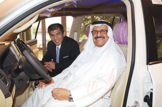 فيصل بدر الساير وسادايوشي كوياري من داخل مقصورة لاندكروزر الجديدة﻿