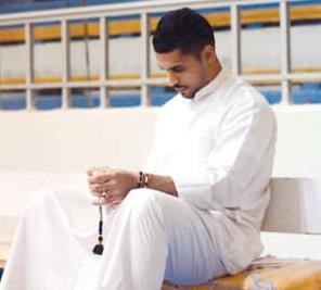 الحكم عبدالله الحداد جالسا على مدرجات صالة الشهيد ويتضح رداءة المقاعد ﻿