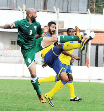 صراع مشترك بين لاعبي الصفاء والحكمة