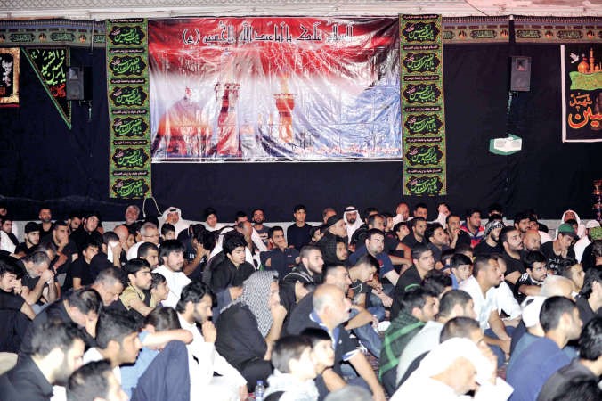 جموع من المعزين في الحسينية الكربلائية هاني عبدالله - محمد هاشم - احمد علي
