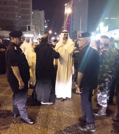 نائب رئيس الوزراء ووزير الداخلية الشيخ محمد الخالد خلال جولته على الحسينيات