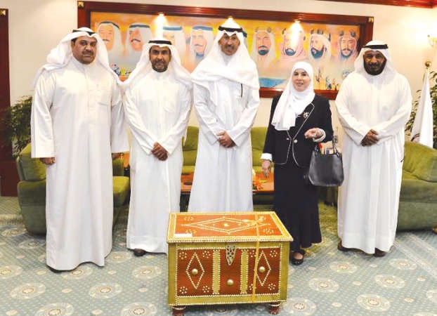 الشيخ فواز الخالد متوسطا دفاطمة الملا وسعد الخراز وناصر العبيد وبدر الخالدي 