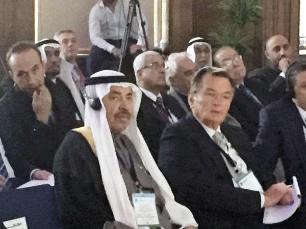 عبد العزيز البابطين متابعا الجلسات 