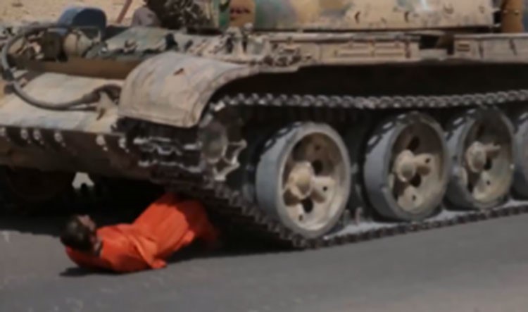 صورة عن فيديو بثه داعش لجندي سوري تحت جنزير الدبابة قبل سحقه