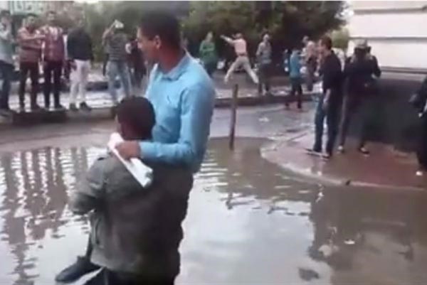 بالفيديو.. «ادفع علشان تعدي» مصري يحمل الناس بـ«جنيه» ليعبروا من رصيف لآخر  بعد طوفان الطرقات