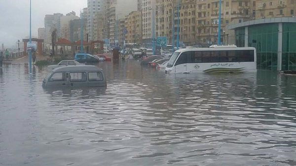 بالفيديو.. «ادفع علشان تعدي» مصري يحمل الناس بـ«جنيه» ليعبروا من رصيف لآخر  بعد طوفان الطرقات