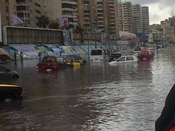 بالفيديو.. «ادفع علشان تعدي» مصري يحمل الناس بـ«جنيه» ليعبروا من رصيف لآخر  بعد طوفان الطرقات
