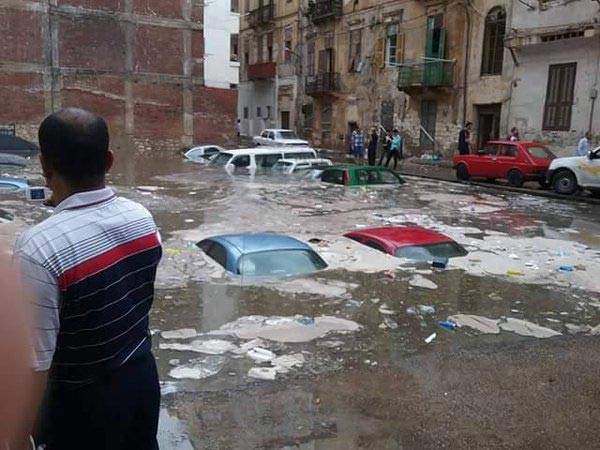 بالفيديو.. «ادفع علشان تعدي» مصري يحمل الناس بـ«جنيه» ليعبروا من رصيف لآخر  بعد طوفان الطرقات