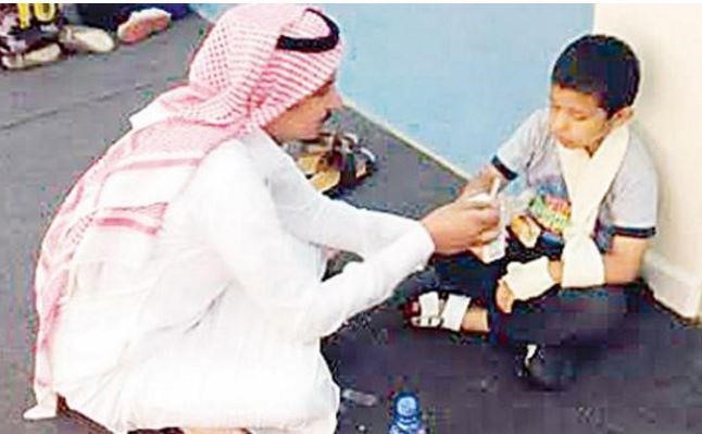 صورة.. لمعلم سعودي يساعد طالباً مصاباً على تناول إفطاره تنال إعجاب المغردين