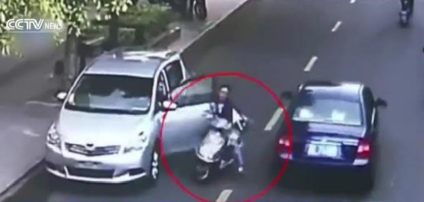بالفيديو.. عشرات الحوادث بالصين في 10 أيام بسبب فتح باب السيارة