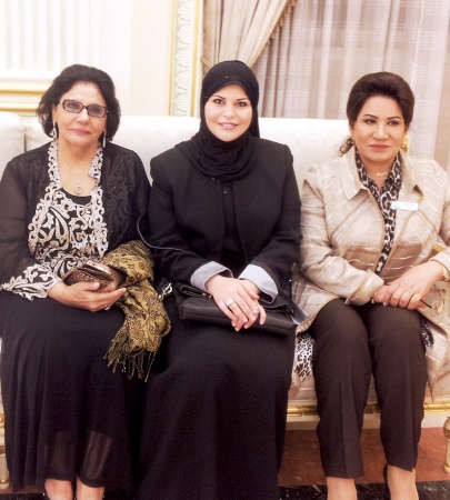 اسمهان توفيق مع الفنانة القديرة سعاد عبدالله والفنانة عبير الجندي في احدى المناسبات