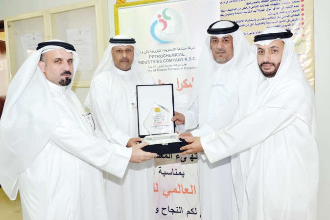  راشد الخضر وعماد الدوسري يكرمان مدير مدرسة ابن القيم المتوسطة بنين ﻿