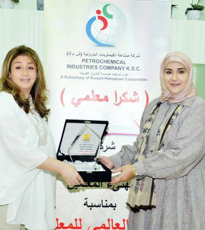  سالي الخضرا لدى تكريمها مديرة مدرسة مشرف الابتدائية بنات ﻿