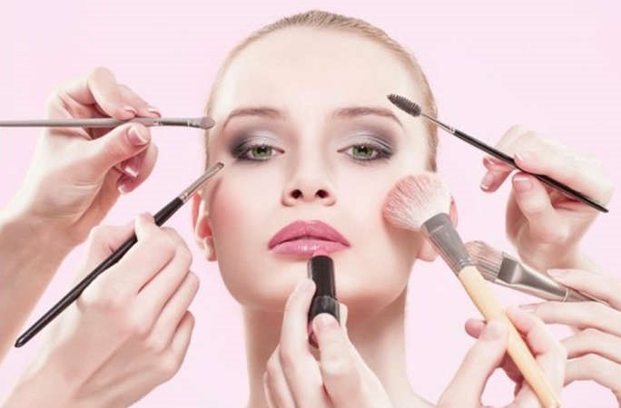 مستحضرات التجميل التي يجب عدم استخدامها مع أحد