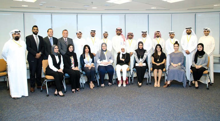  مدير عام الموارد البشرية حمزه انكي ومدير عام الخدمات المصرفية للافراد ستيوارت لوكي مع الخريجين﻿