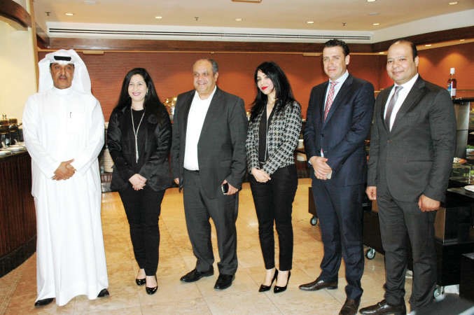 المدير العام يتوسط فريق العمل