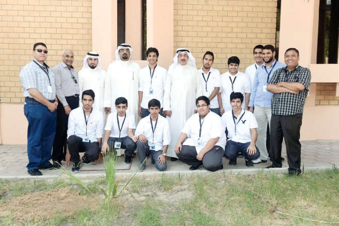 محافظ الجهراء فهد الامير مستقبلا وفد ثانوية صباح الناصر﻿