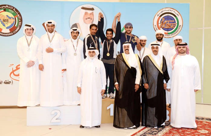 محافظ حولي الشيخ احمد النواف والعتيبي مع عدد من نجوم الكويت المتوجين بالمركز الاول ﻿