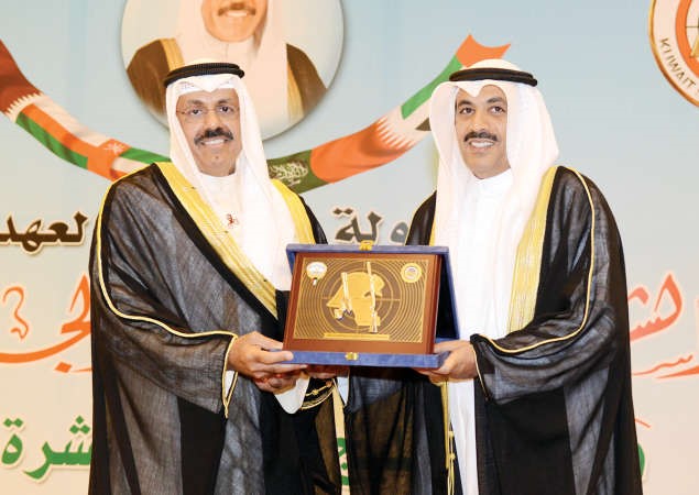 الشيخ احمد النواف يتسلم درعا تذكارية من دعيج العتيبي﻿
