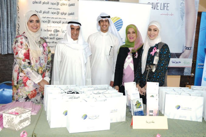 عبدالعزيز المشاري مع عدد من المشاركين في الحملة التوعوية