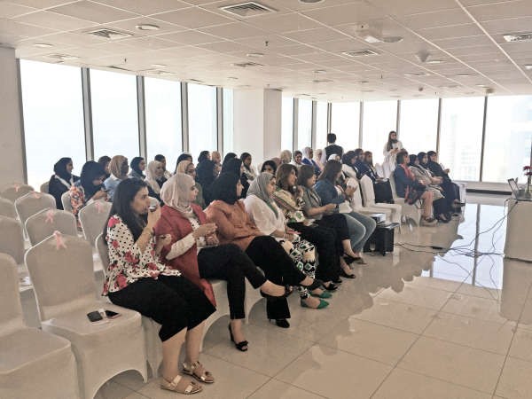 عدد من الموظفات يتابعن المحاضرة التوعوية