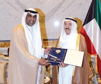 صاحب السمو يتلقى نسخة من التقرير نصف السنوي لـ مكافحة الفساد من المستشار عبدالرحمن النمش