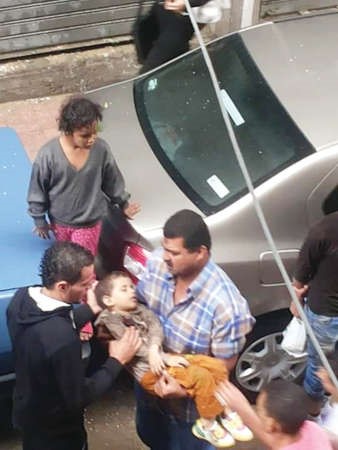 طفل مصاب وقد حمله الاهالي الى اقرب مستشفى لاسعافه