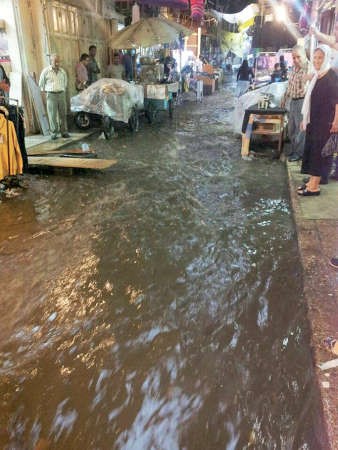 الامطار تغرق الشوارعوتجرف النفايات في بيروت محمود الطويل