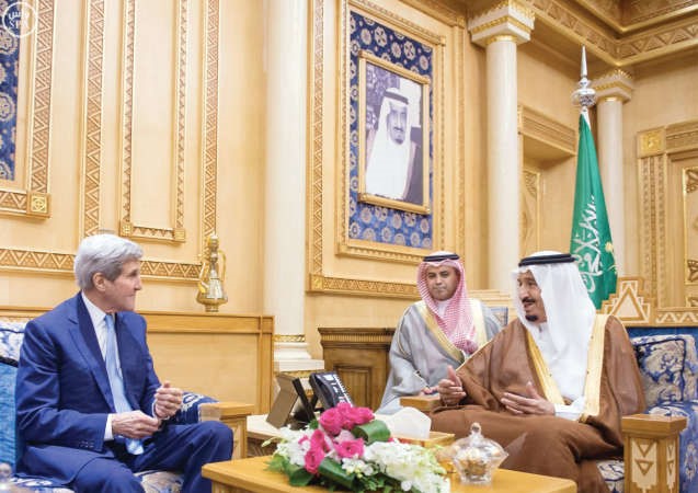 خادم الحرمين الشريفين الملك سلمان بن عبدالعزيز مستقبلا وزير الخارجية الاميركي جون كيري واس