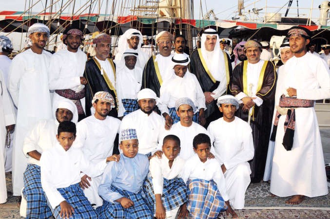 الشيخ سلمان الحمود متوسطا طاقم السفينة العمانية بحضور سفير عمان لدى الكويت حامد بن سعيد	محمد خلوصي ﻿