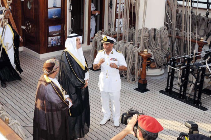 الشيخ سلمان الحمود يستمع لشرح عن السفينة منقائدها العقيد الركن سيف الرحبي﻿