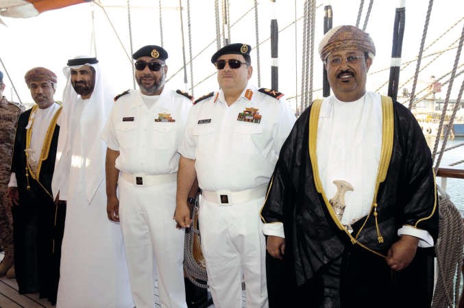 امر القوة البحرية اللواء الركن خالد الكندري والسفير الاماراتي على متن السفينة ﻿