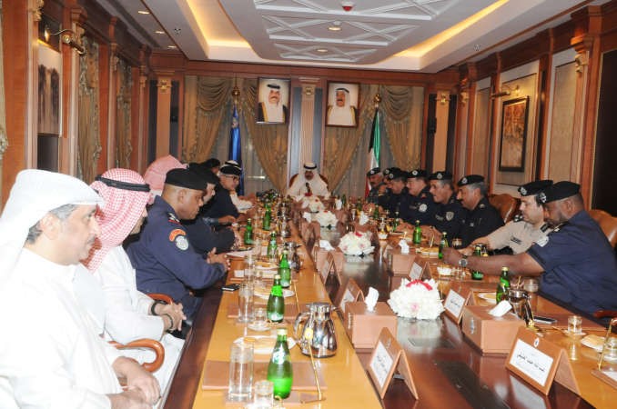 وزير الداخلية الشيخ محمد الخالد مترئسا اجتماعا للقيادات الامنية مساء امس