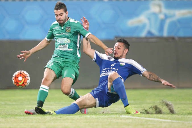 مدافع الجهراء نينو يحاول افتكاك الكرة من لاعب العربي اكرم جحنيط 	الازرقكوم﻿
