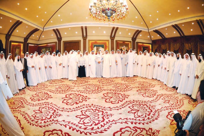 صورة جماعية لاعضاء السلطتين خلال حفل العشاء الذي اقامه رئيس مجلس الامة مرزوق الغانم امس قبيل افتتاح دور الانعقاد الرابع من الفصل التشريعي الرابع عشر هاني الشمري