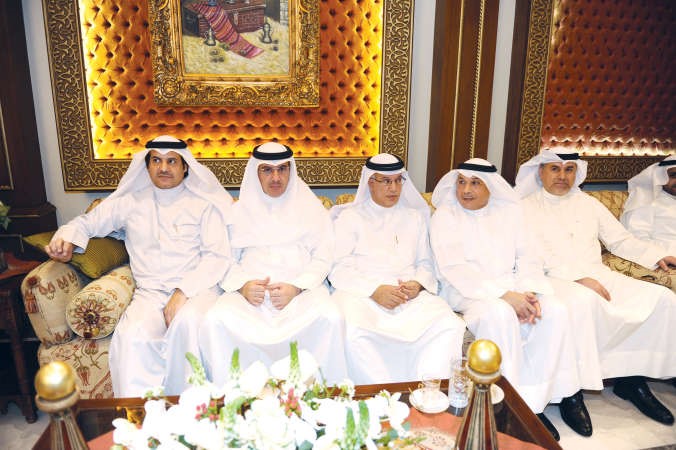 الشيخ خالد الجراح متوسطا عبدالله التميمي ومبارك الحريص وماضي الهاجري وسلطان اللغيصم